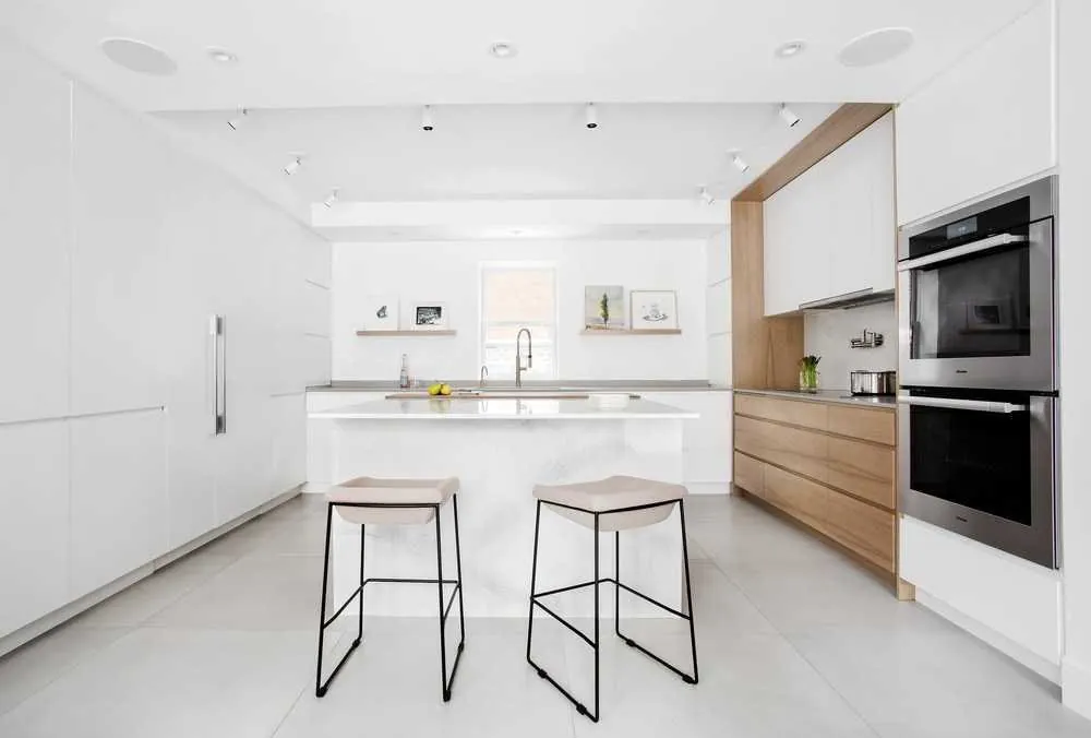 Sistema de ventanas y puertas en vivienda moderna