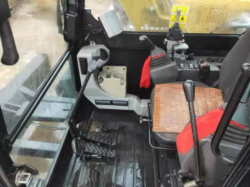 Cabina por dentro: mandos, pedales, asiento y plásticos. Dice más de la vida de la máquina que la carrocería.