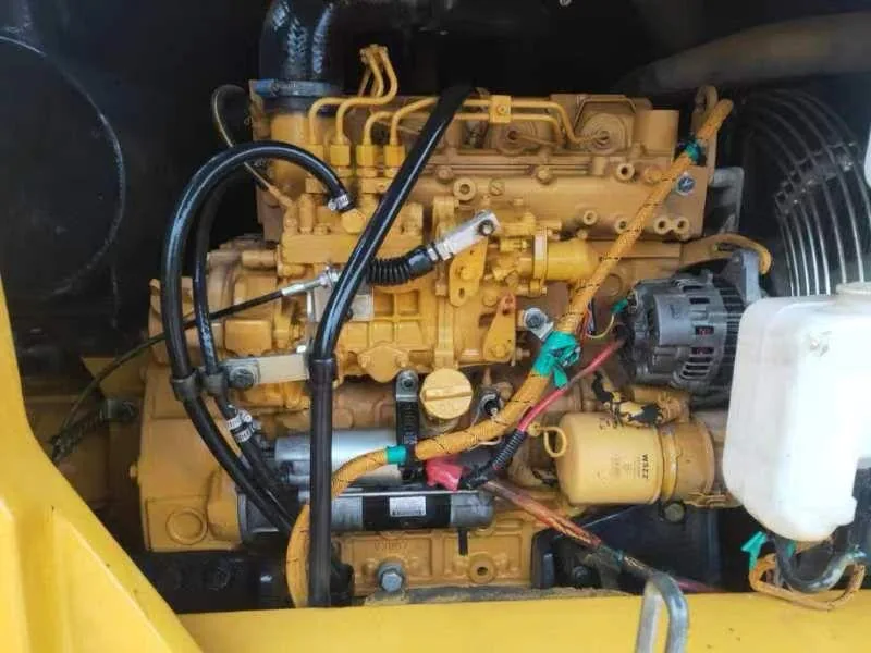 Motor destapado y fotografiado completo: fugas, mangueras, bornes y estado real de los accesorios.