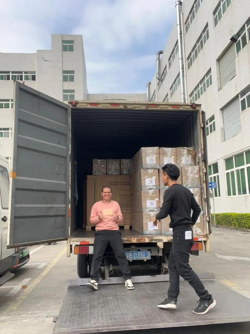 Carga del camión en la puerta de la fábrica, contando bultos uno a uno.