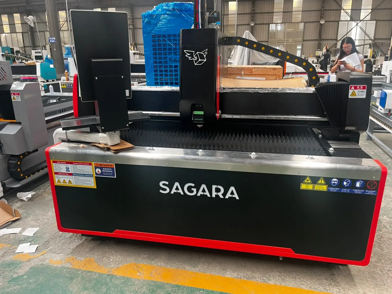 Máquina de corte con marca propia SAGARA, saliendo de fábrica.